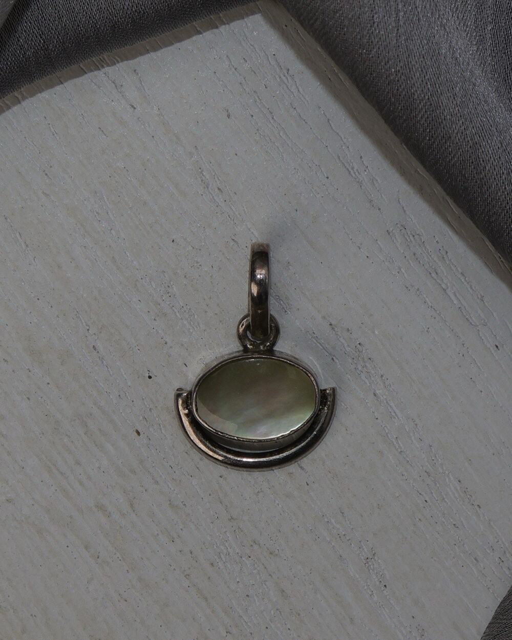 Vintage Sterling Silver Mother Of Pearl Pendant 2G / 0.8in